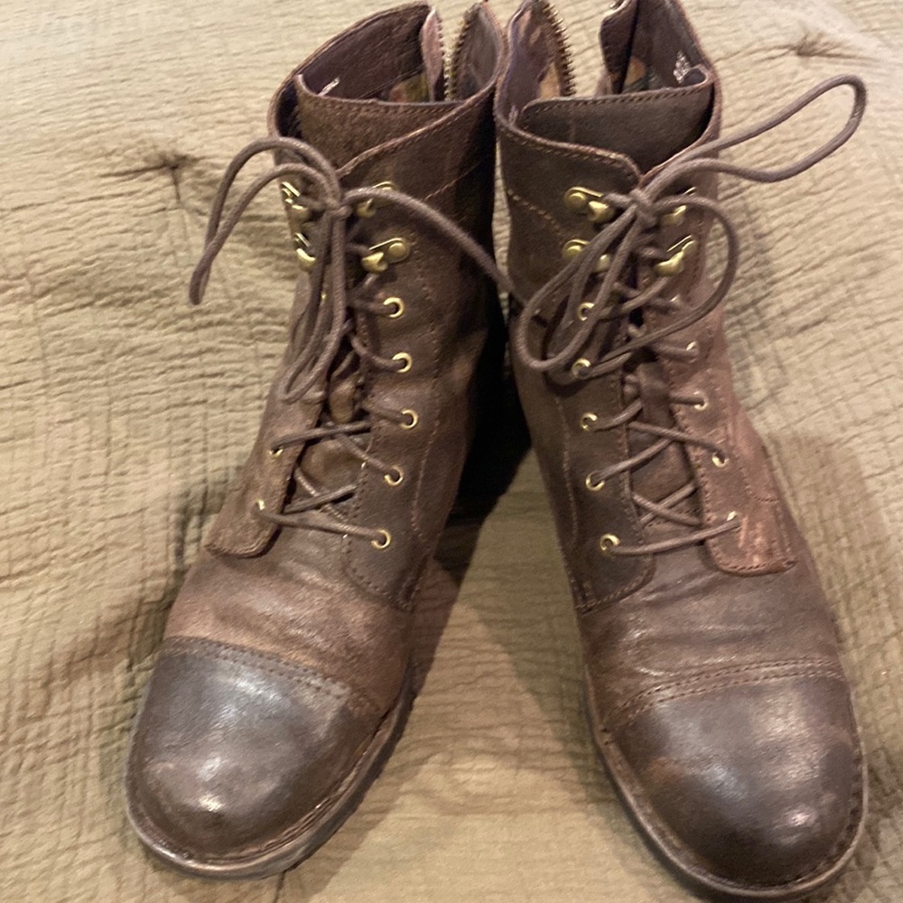 Combat style born size 10 m lace up boot like new great condition